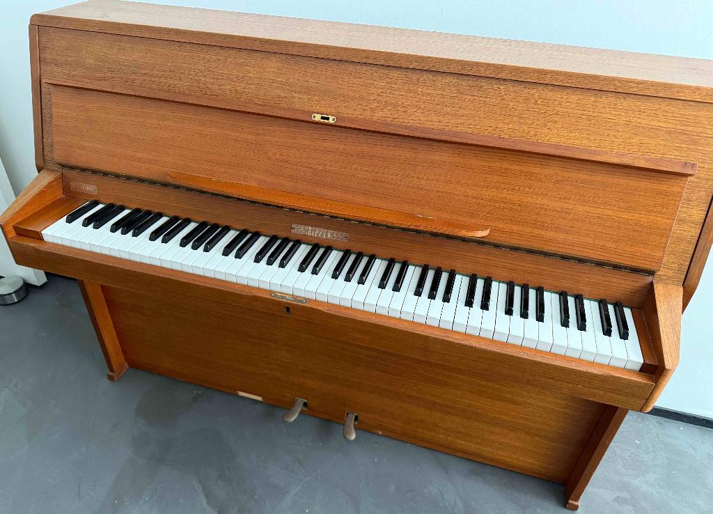 rippen studiepiano gratis af te halen in Zandvoort centrum, Muziek en Instrumenten, Piano's, Ophalen, Gebruikt, Bruin, Piano