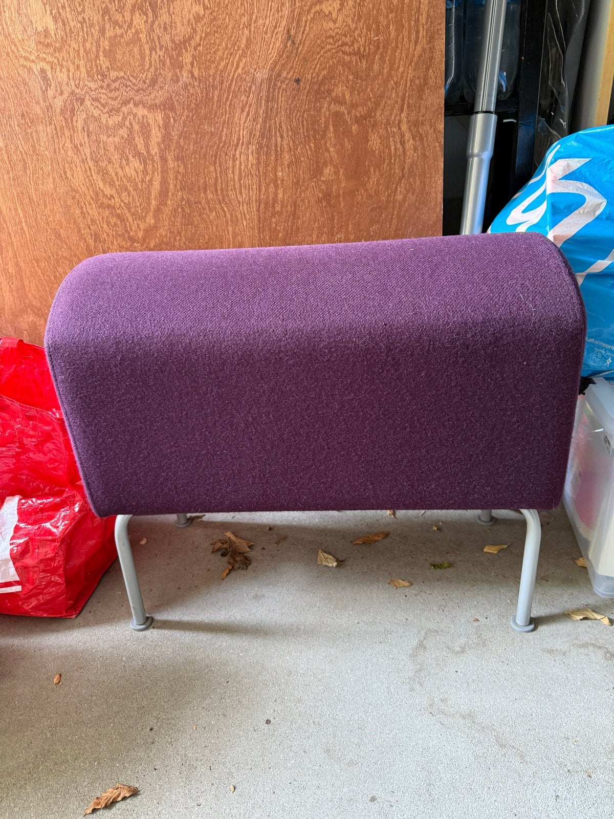Ikea Vintage paarse poef met metalen poten, Huis en Inrichting, Ophalen, Gebruikt, Stof, Rechthoekig