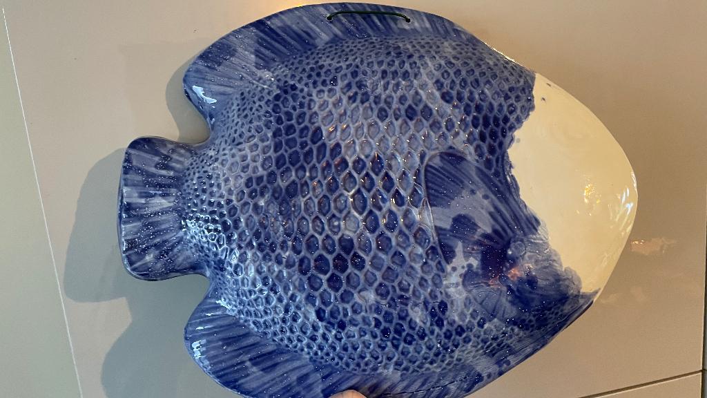 Grote blauwe keramieken vis wanddecoratie / schaal, Antiek en Kunst, Ophalen of Verzenden
