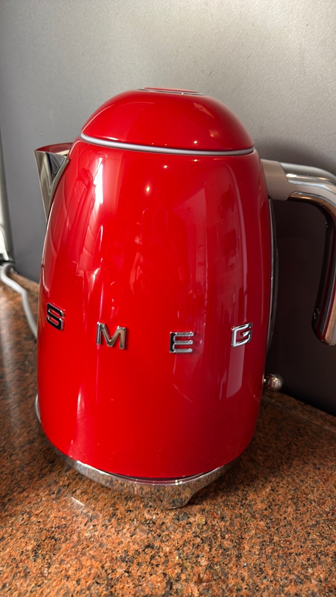 Smeg Waterkoker Rood - Stijlvol en Functioneel, 1 tot 2 liter, Ophalen of Verzenden, Gebruikt, Rvs