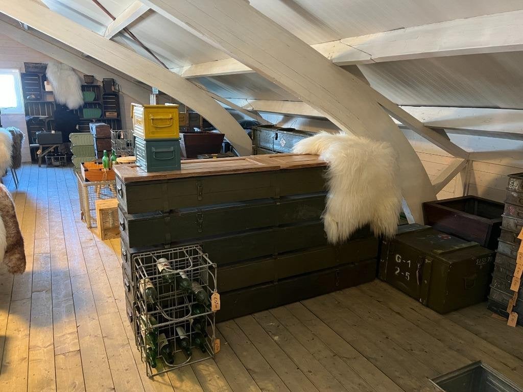 Balie / Bar van Legerkisten 2m lang , voor winkel, kroeg etc