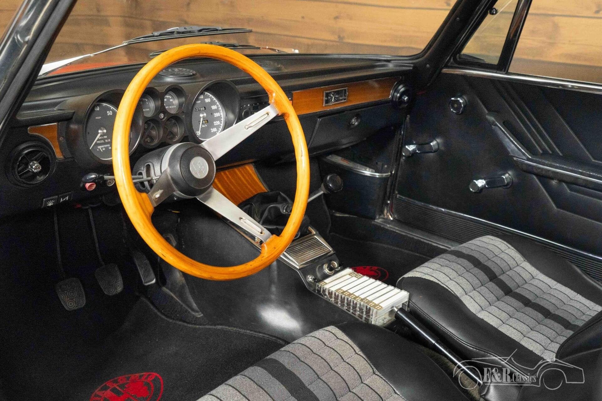 Alfa Romeo GT 1600 Junior Coupe | 1975, Achterwielaandrijving, Zwart, 4 stoelen, Bedrijf