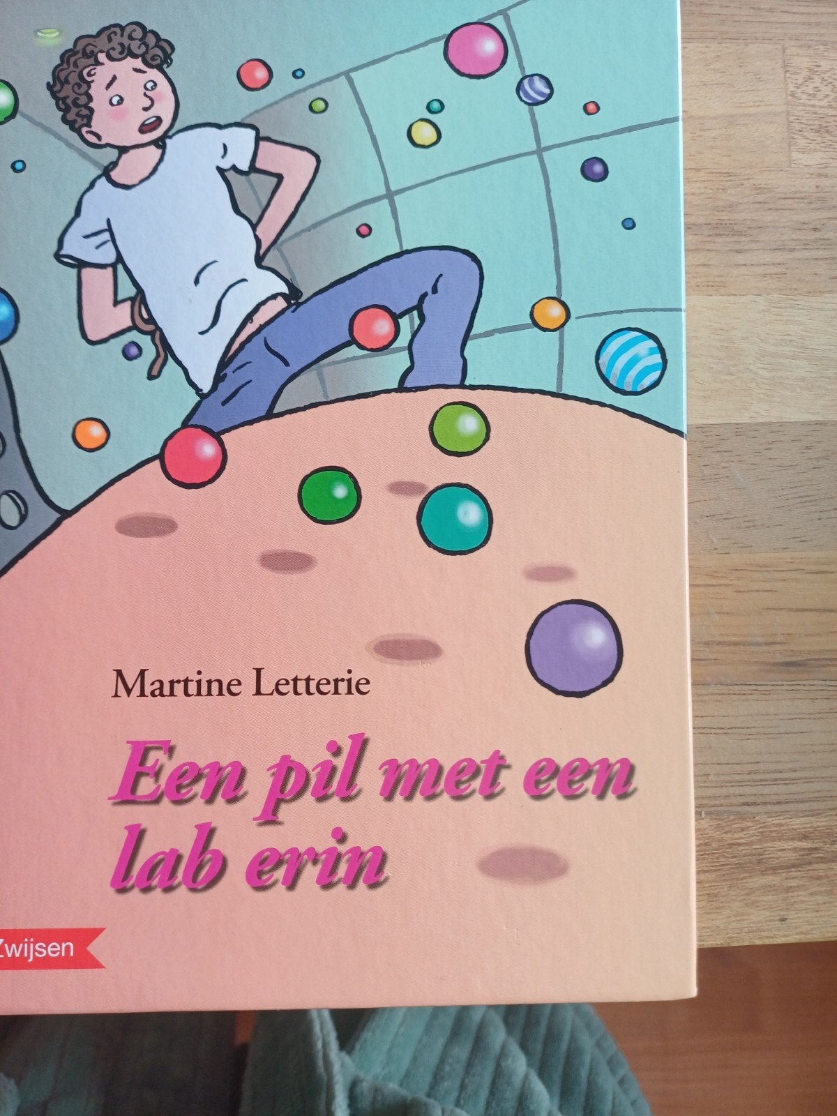 Martine Letterie - Een pil met een lab erin, Martine Letterie, Fictie algemeen, Ophalen of Verzenden, Zo goed als nieuw