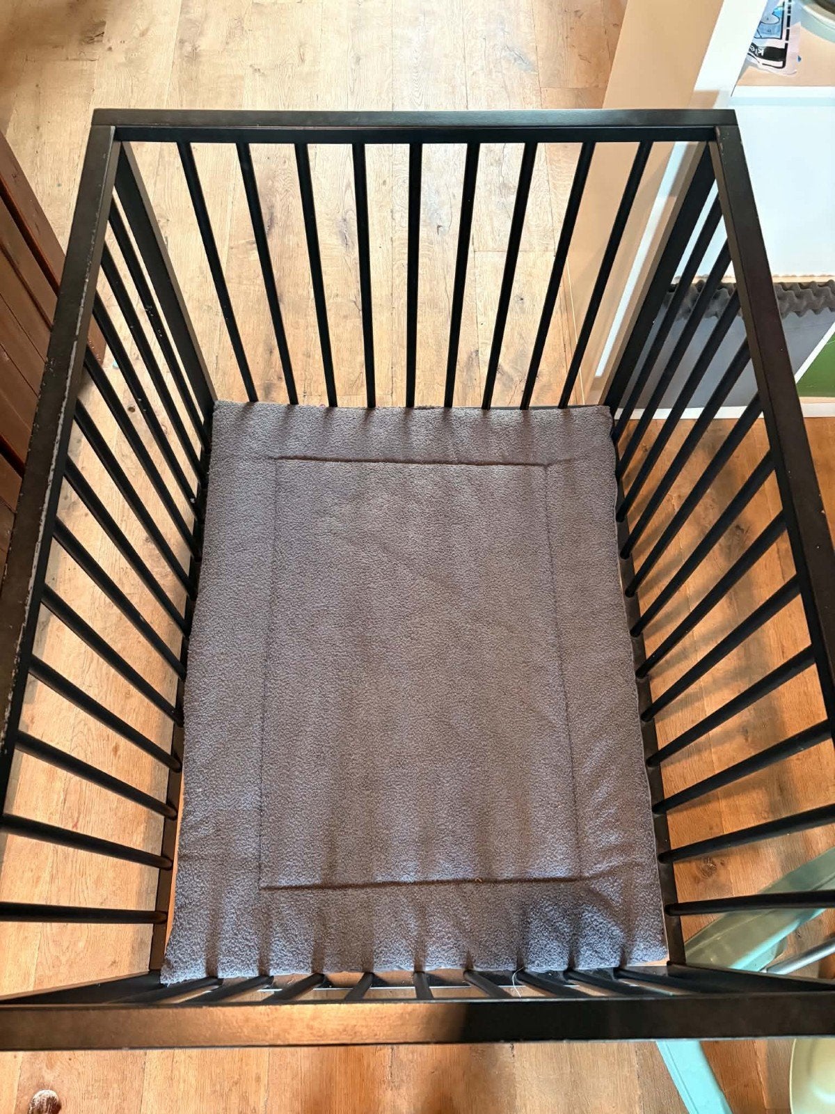 Zwarte houten box met boxkleed, Kinderen en Baby's, Ophalen, Zo goed als nieuw, Rechthoekig, Boxkleed