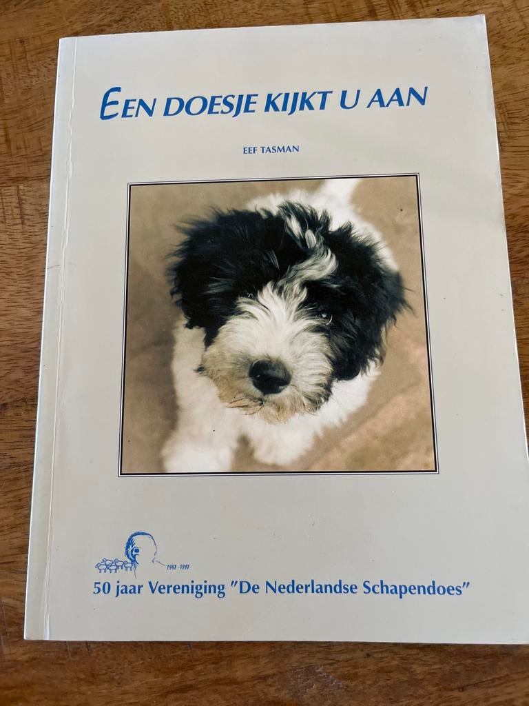 Een Doosje Kijkt U Aan - 50 jaar Nederlandse Schapendoes, Boeken, Ophalen of Verzenden, Gelezen, Honden