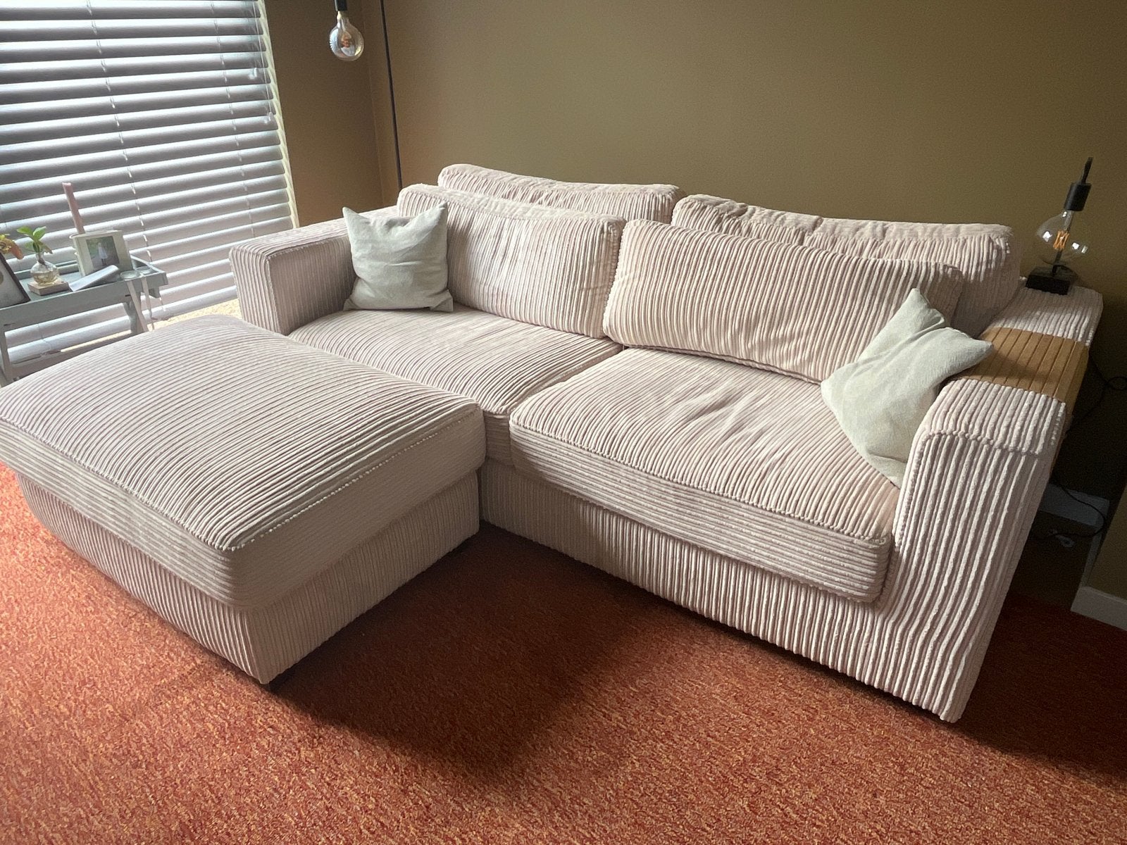 Comfortabele witte ribstof bank met losse hocker, Ophalen, Gebruikt, 100 tot 125 cm, Hoekbank