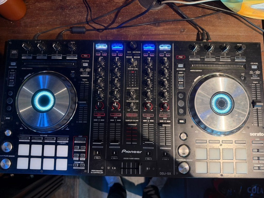 DJ set met Pioneer DDJ-SX en QSC speakers. ZGAN.