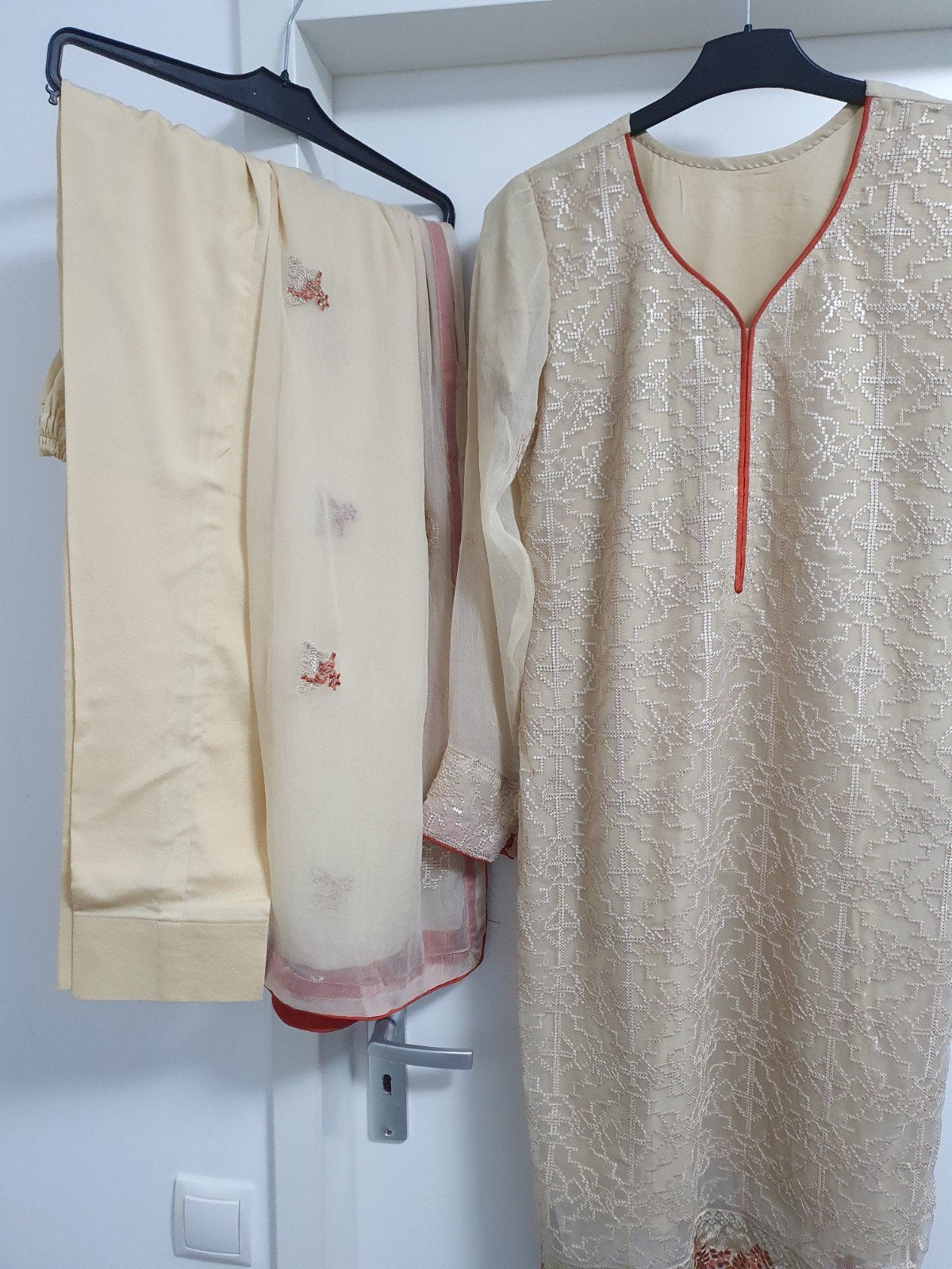 Mooie beige Indiase/Pakistaanse jurk met broek sjaal maat M, Maat 38/40 (M), Beige, Nieuw, Ophalen of Verzenden