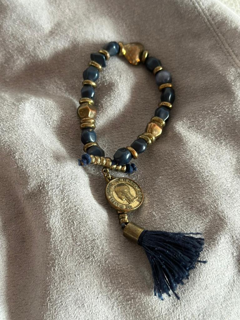 Armband met blauwe kralen, gouden accenten en kwastje, Sieraden, Tassen en Uiterlijk, Armbanden, Overige materialen, Blauw, Ophalen of Verzenden