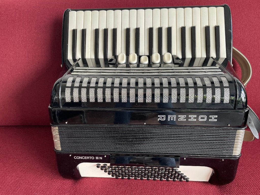 Compacte duitse Hohner Concerto III N accordeon . 72 bas ., Gebruikt, 72-bas, Met koffer, Hohner