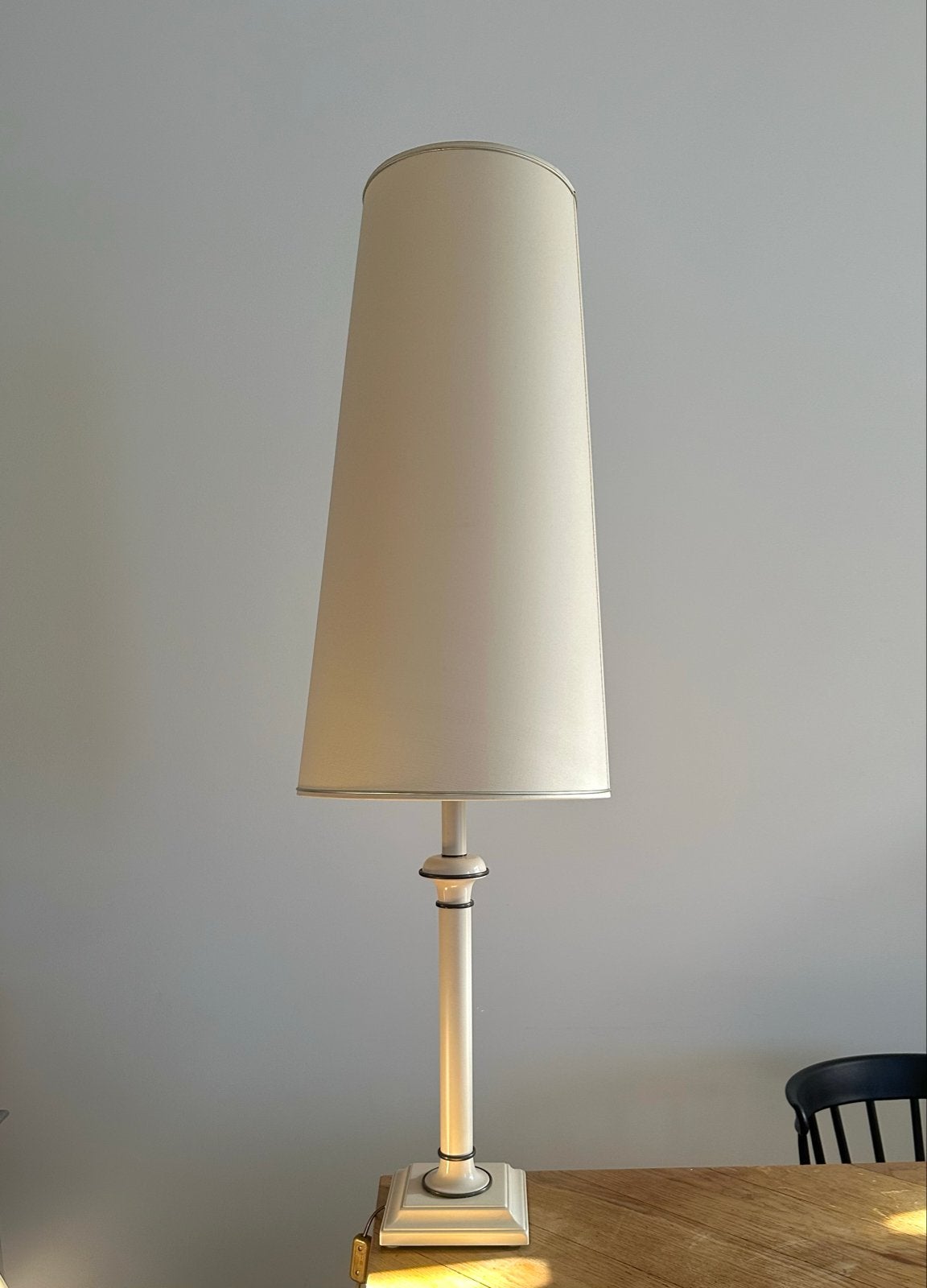 Hoge Vintage Tafellamp Crème met Bronzen Accenten – 125 cm, Vintage, Textiel, Zo goed als nieuw, Met kap