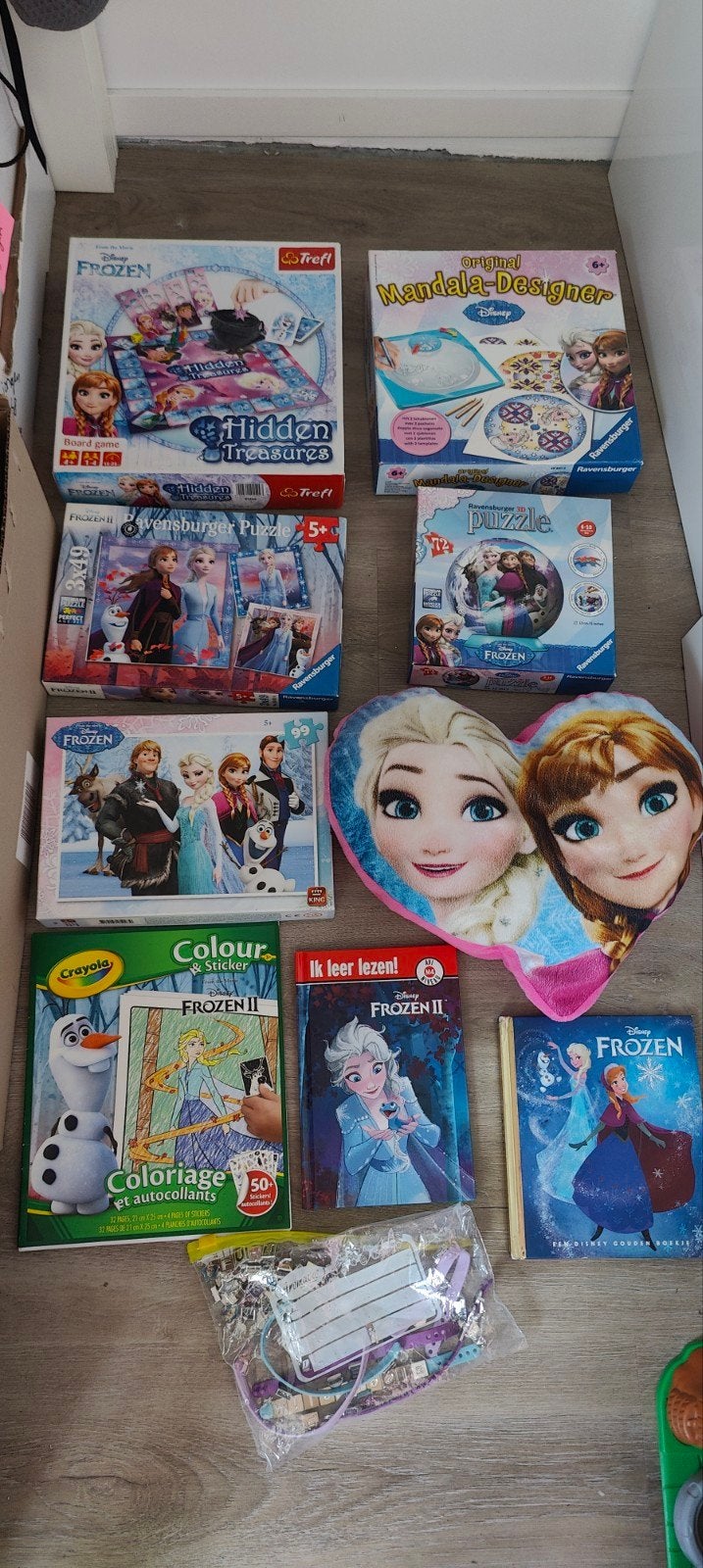 Groot Frozen pakket: kussen, puzzels, spellen, boeken, Ophalen of Verzenden, Meer dan 50 stukjes, Gebruikt, 4 tot 6 jaar