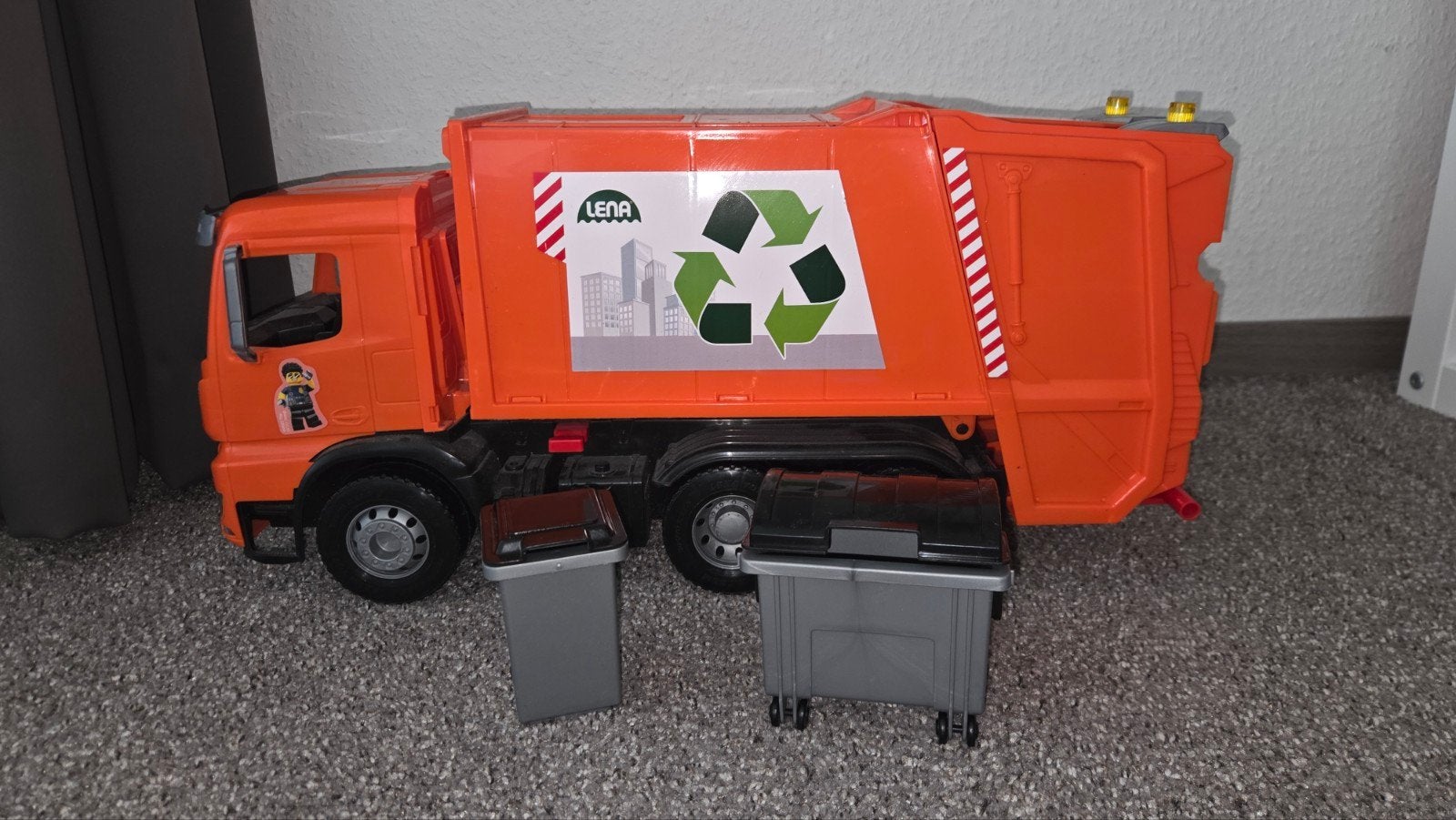 Lena vuilniswagen met twee afvalcontainers, Ophalen, Gebruikt