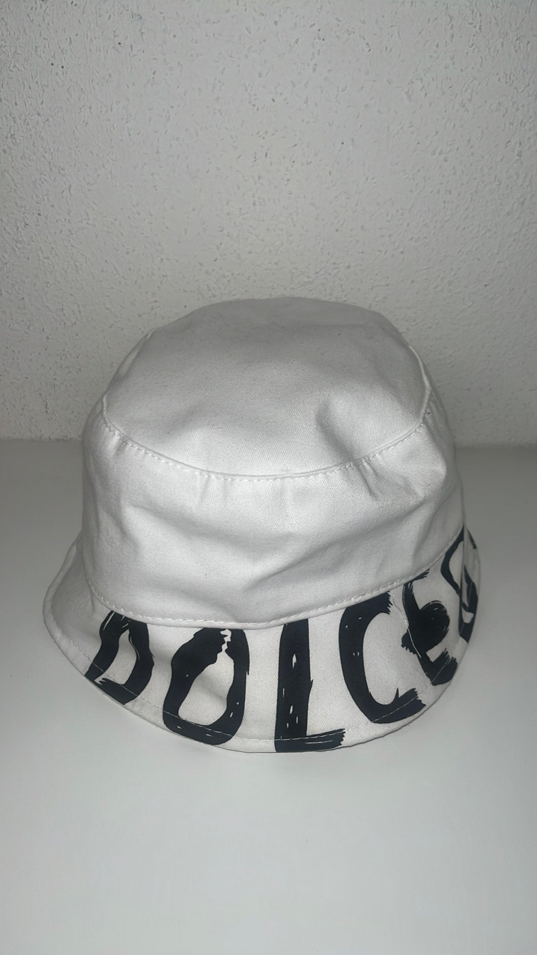 Dolce Gabbana bucket hat, Ophalen of Verzenden, Zo goed als nieuw, 56 of 57 cm (M, 7 of 7⅛ inch), Hoed