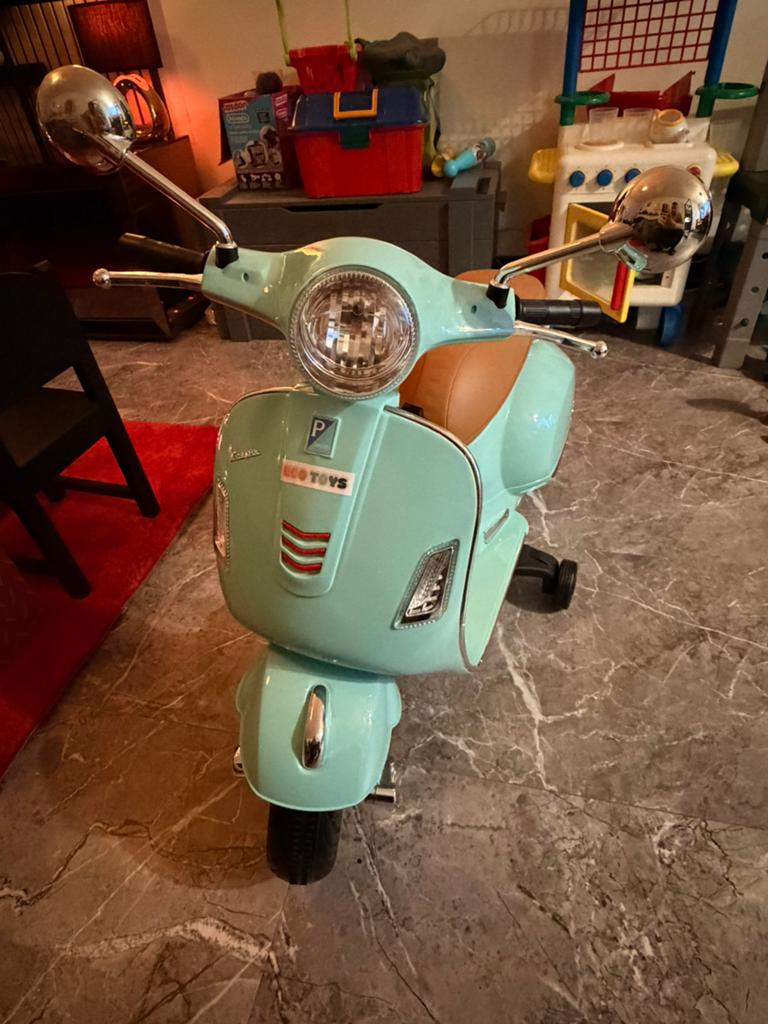 NIEUW vespa elektrische scooter +radio voor kinderen 3/6 jaa, Ophalen, Zo goed als nieuw