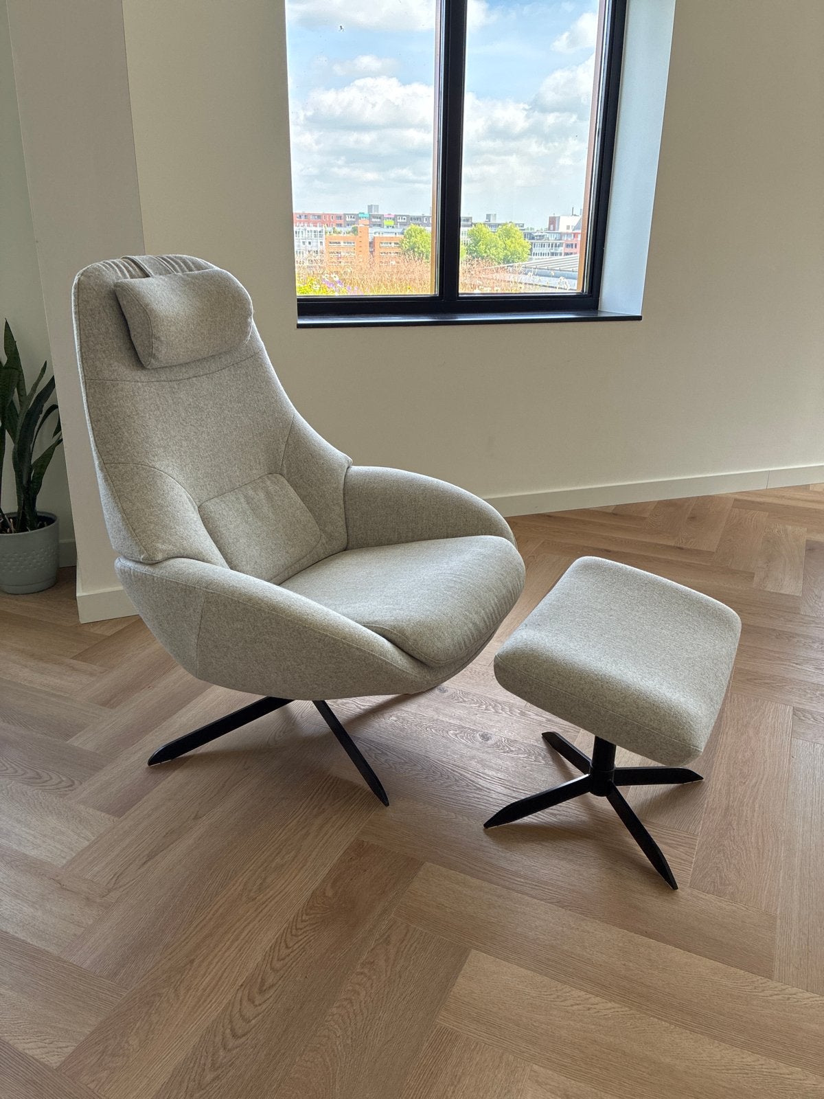 Bolia Saga Fauteuil Grand met poef - Zo goed als nieuw. Ams, Huis en Inrichting, Fauteuils, Ophalen, Zo goed als nieuw, Stof, 75 tot 100 cm