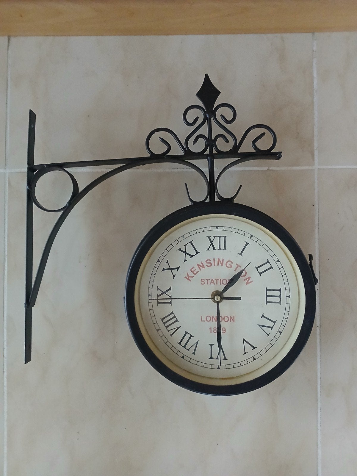Leuk stationsklokje met beugel, Ophalen of Verzenden, Wandklok