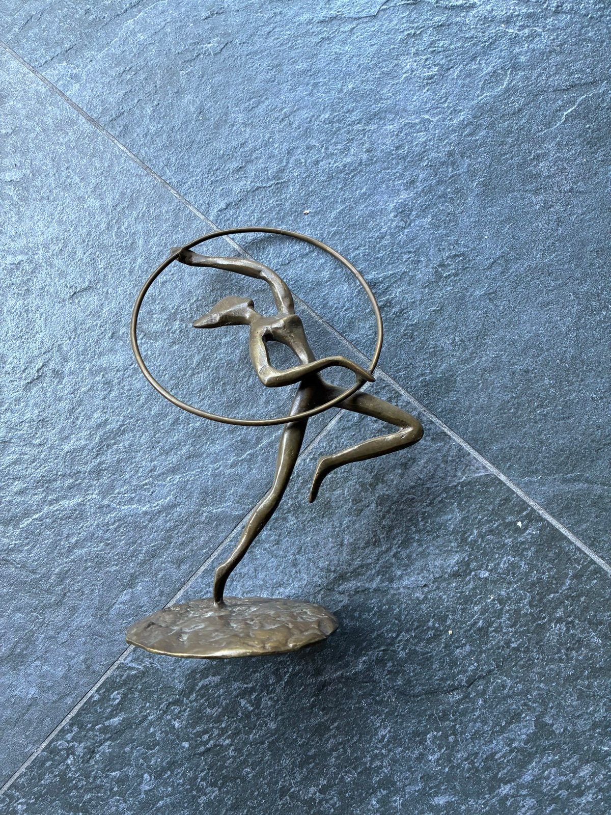 Bronzen beeld van danseres met hoepel, Ophalen of Verzenden, 20 - 50 cm, Beeld, Bruin