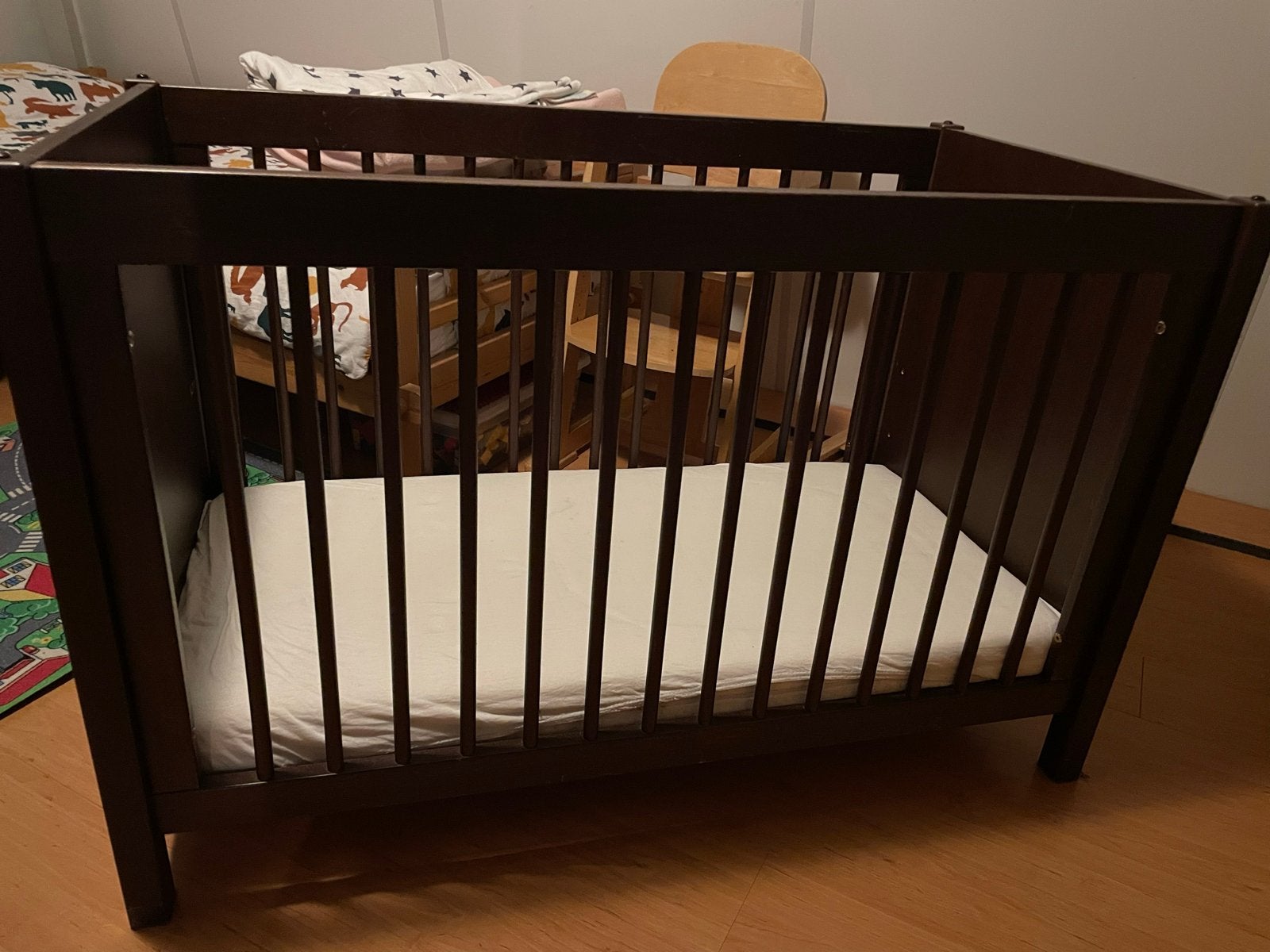Prima babyledikantje met matrasje in goede conditie, Ophalen, Zo goed als nieuw, Bruin, Hout