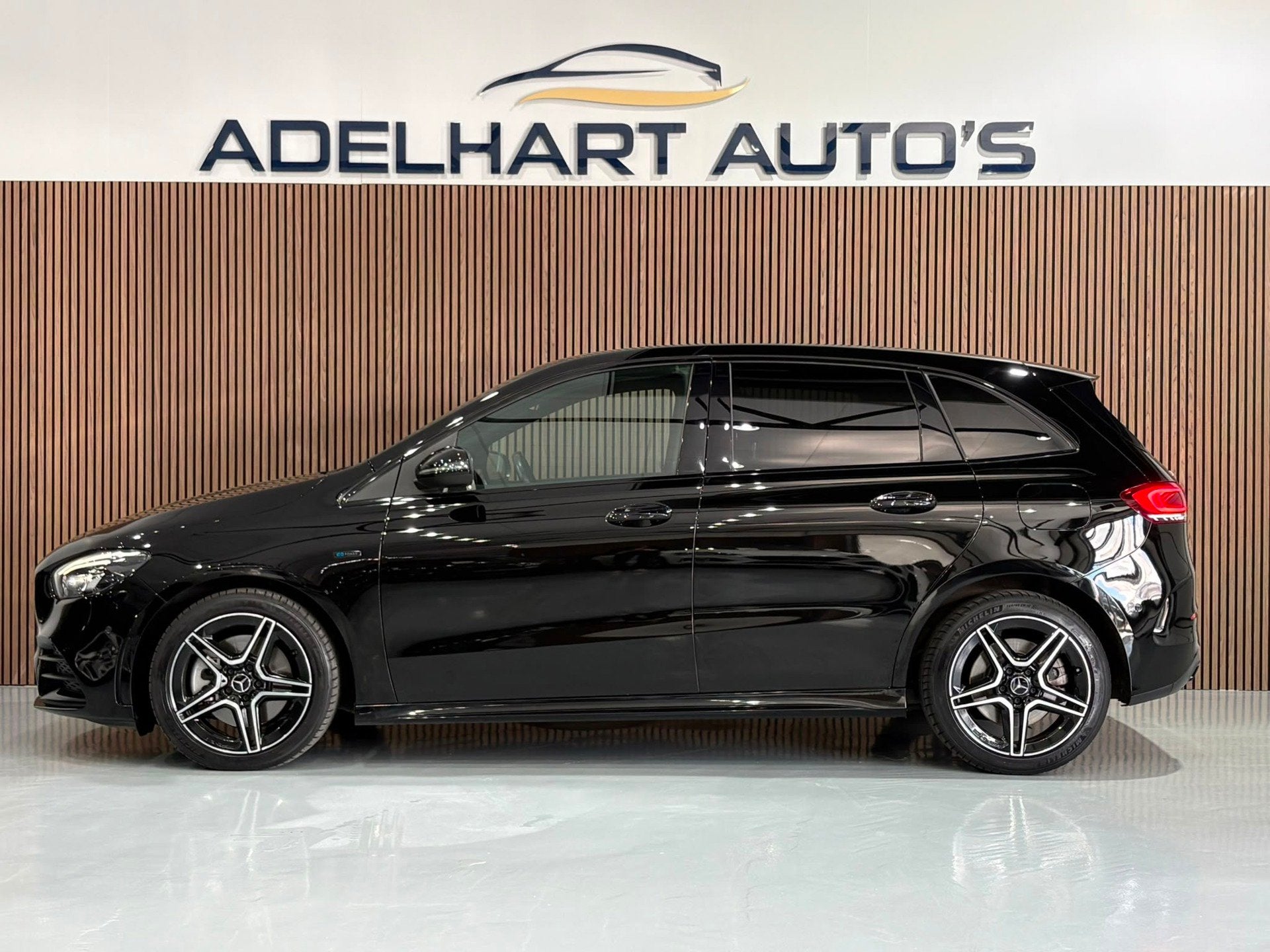 Mercedes-Benz B-klasse 250 e AMG line Night pakket/ Navigati, Gebruikt, 4 cilinders, 15 kWh, Leder en Stof