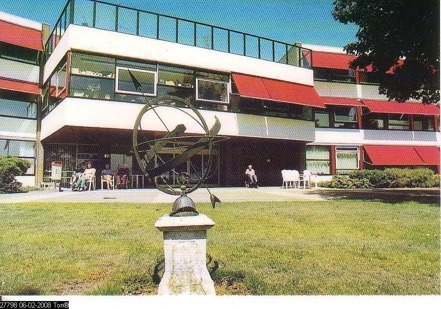 Ansichtkaart	Oud-Beijerland	De Egmontshof	zonnewijzer, Verzenden, 1980 tot heden, Ongelopen, Zuid-Holland