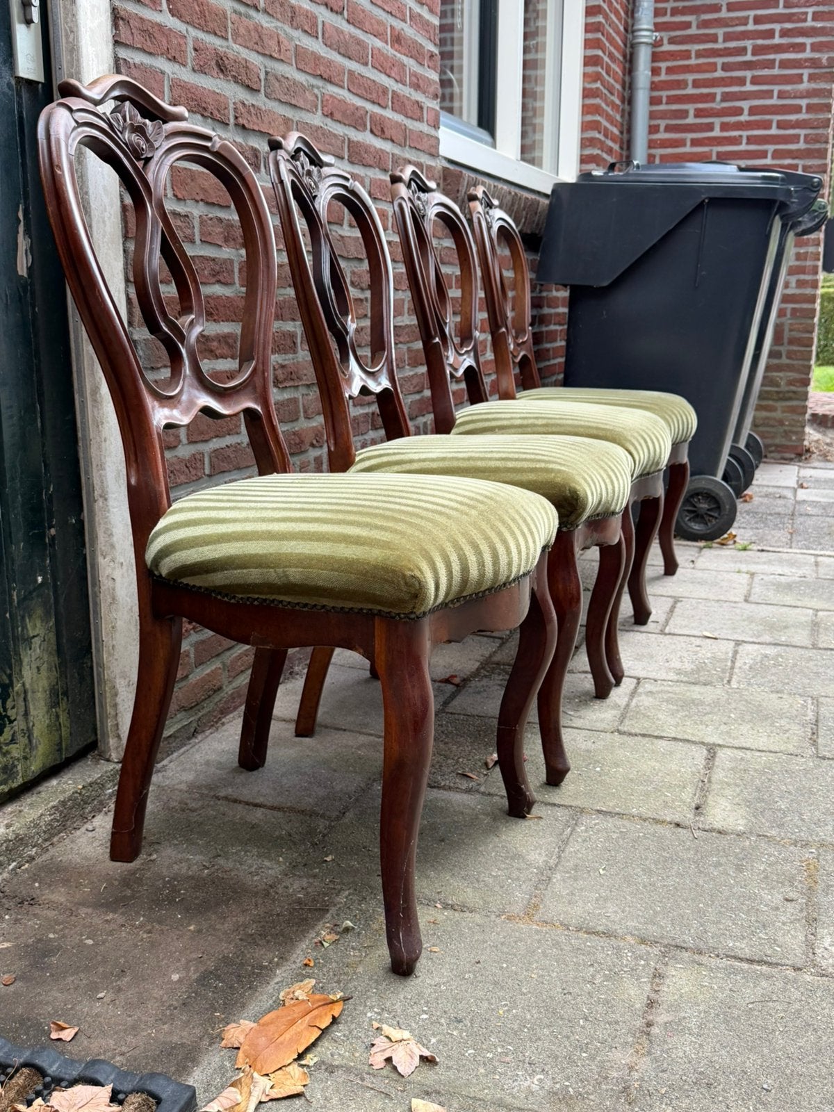 Vier klassieke Queen Anne eetkamerstoelen, Ophalen