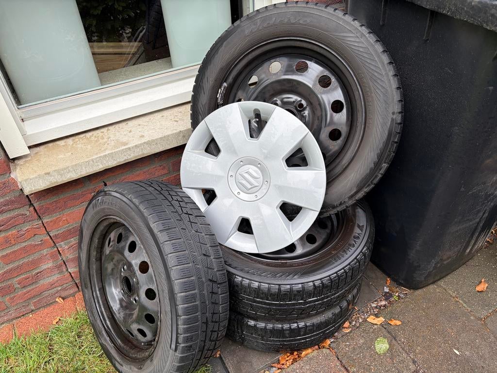 Winterbanden 185/60R15 met Suzuki wieldoppen, Auto-onderdelen, Banden en Velgen, Ophalen, Gebruikt, 15 inch, Banden en Velgen