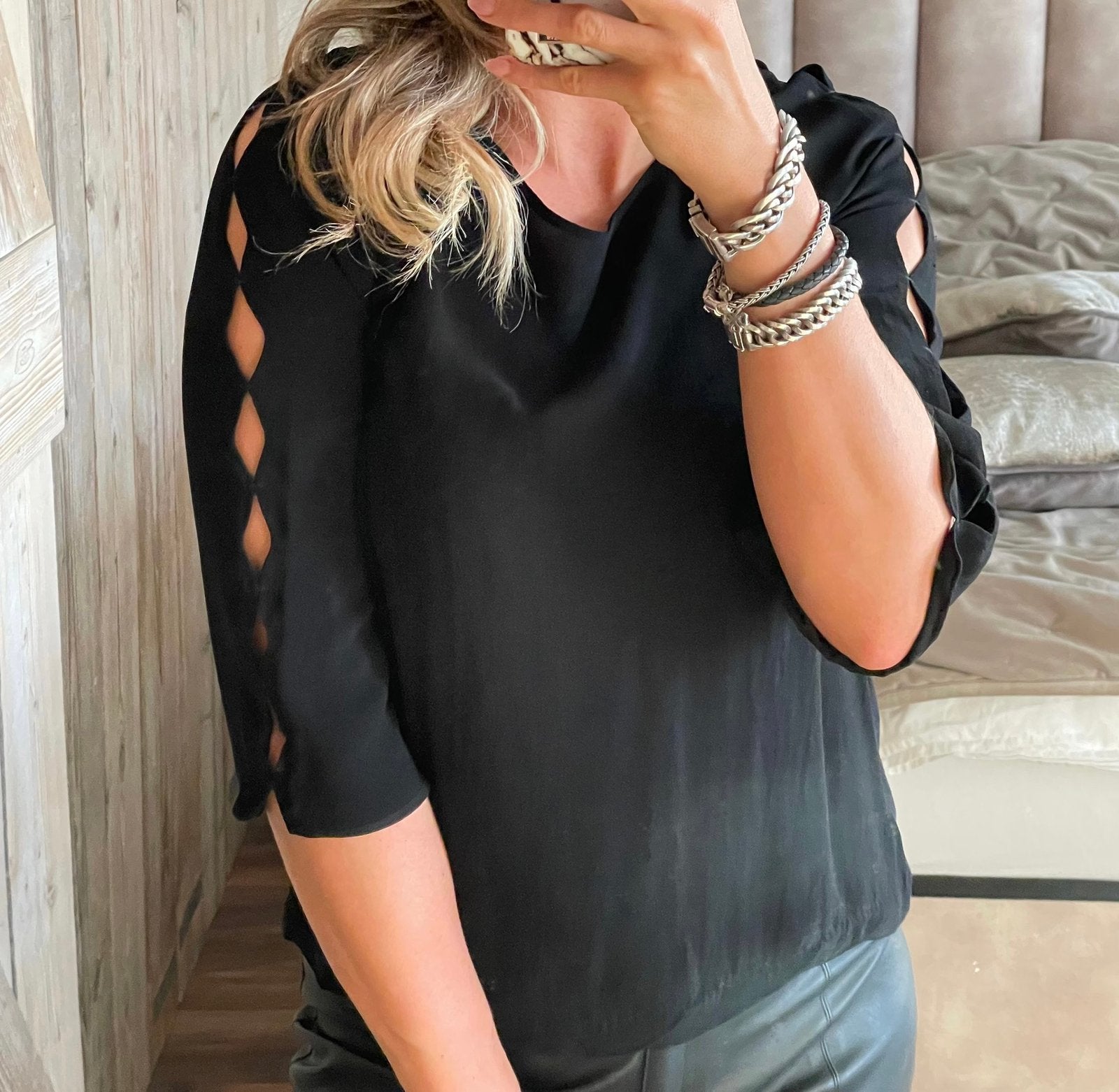 Massimo dutti zwarte top met cut-outs in de mouwen in maat S, Zwart, Ophalen of Verzenden, Zo goed als nieuw, Lange mouw