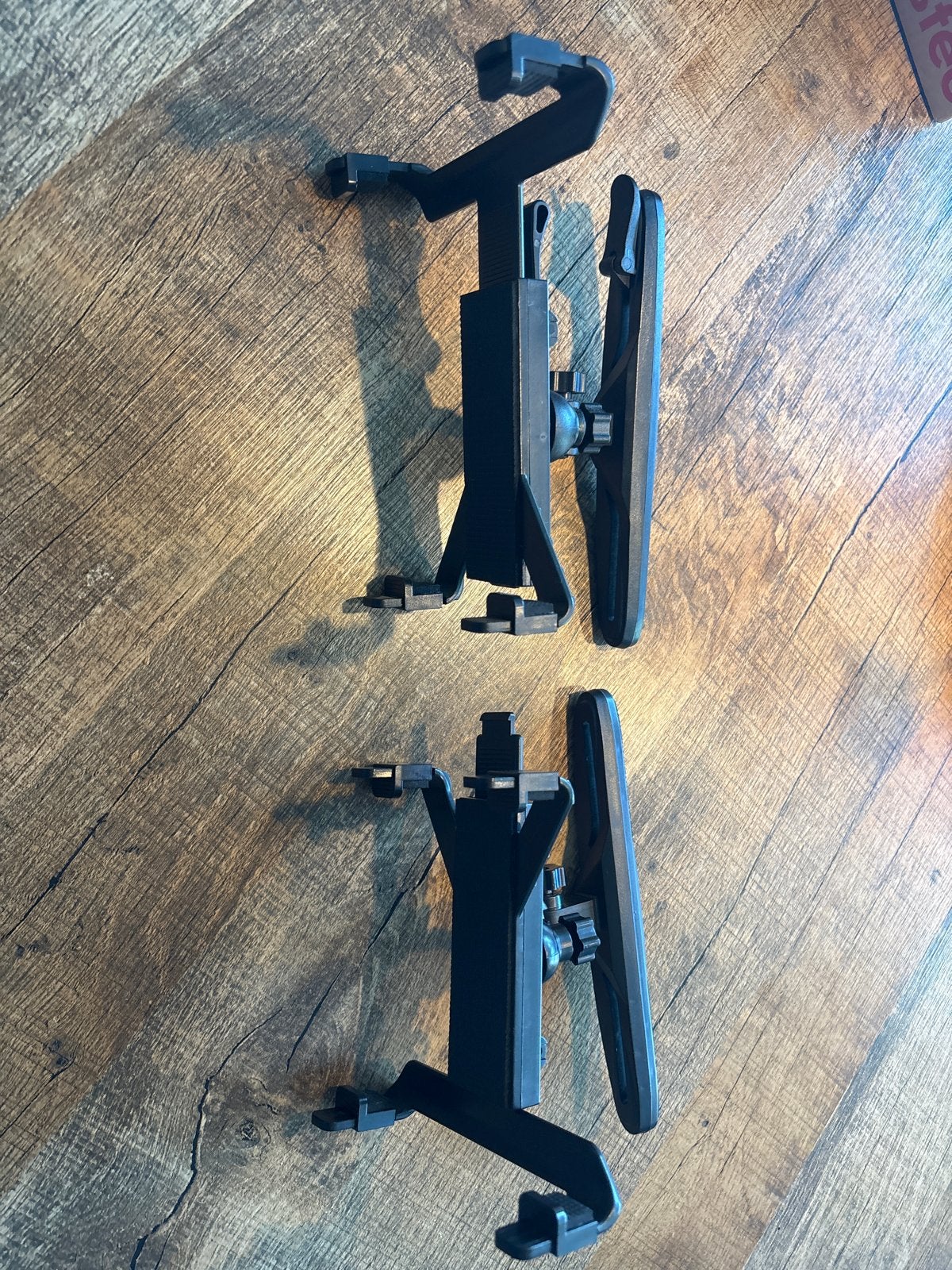 2 verstelbare tablet houders voor hoofdsteun auto, Auto diversen, Ophalen of Verzenden, Gebruikt