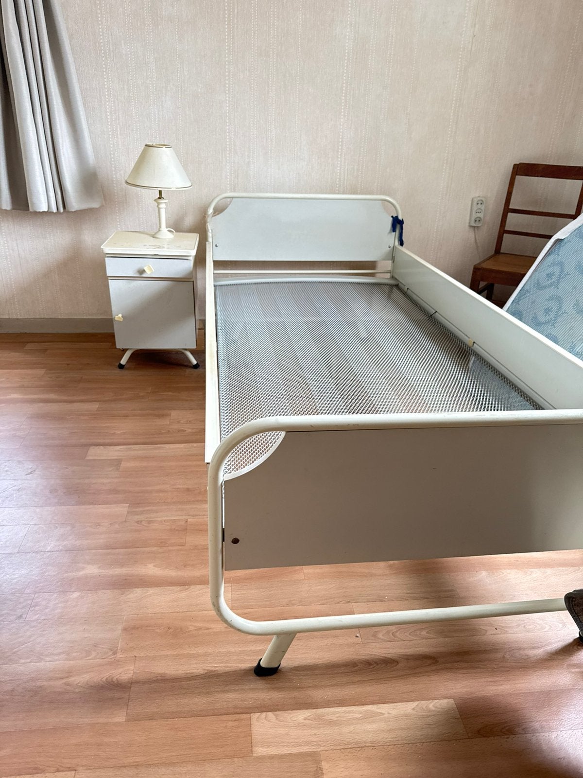 Vintage metalen bed jaren 50/60 spiraalbodem +nachtkastje, Ophalen, 90 cm, Eenpersoons, Zo goed als nieuw