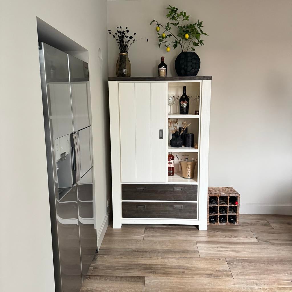 Witte bar kast met donkere lades en open vakken, Huis en Inrichting, Kasten | Overige, Ophalen, Zo goed als nieuw