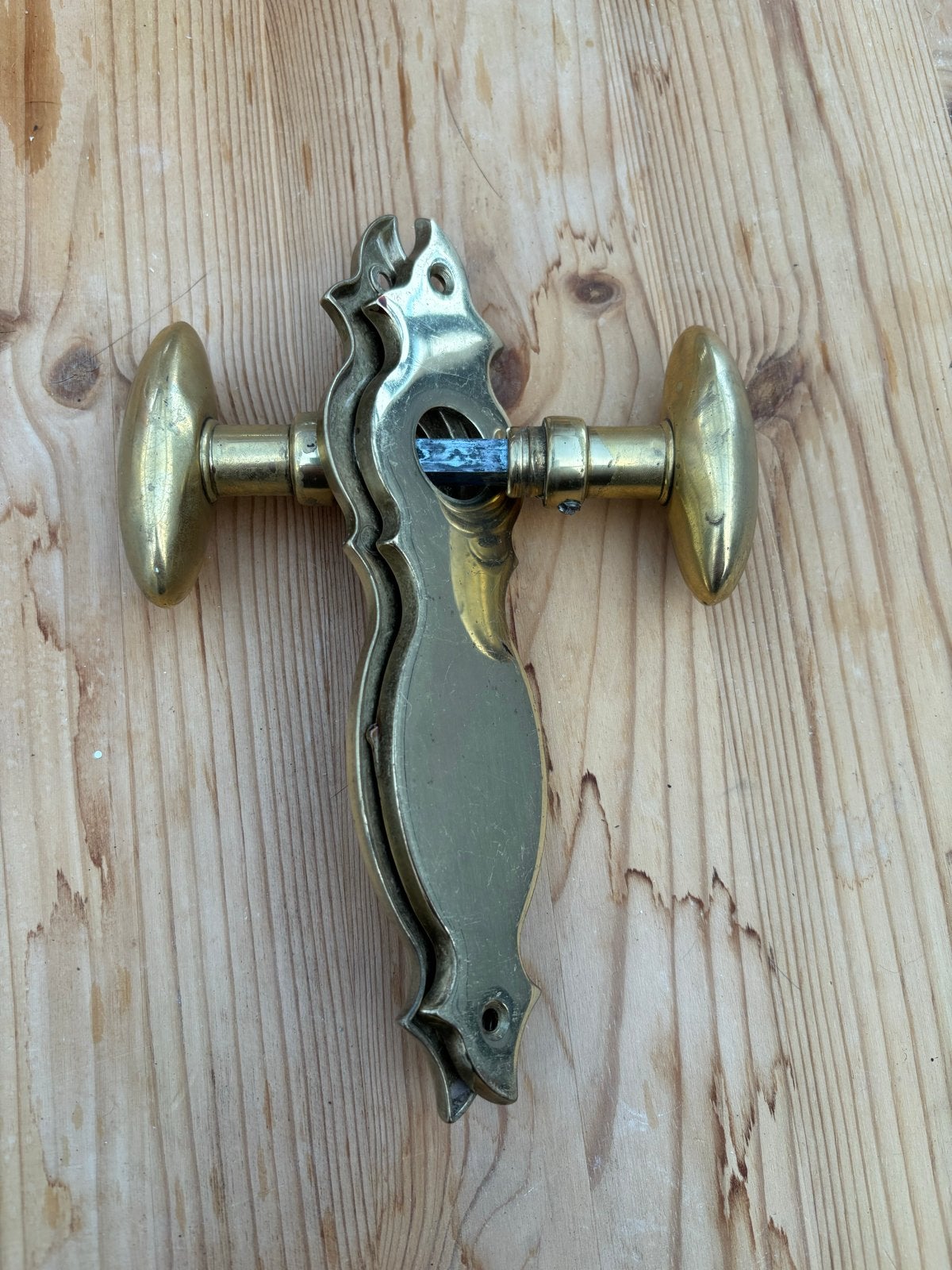 Antieke messing deurklink met schild 2, Ophalen of Verzenden, Gebruikt, Koper of Messing, Klink of Kruk