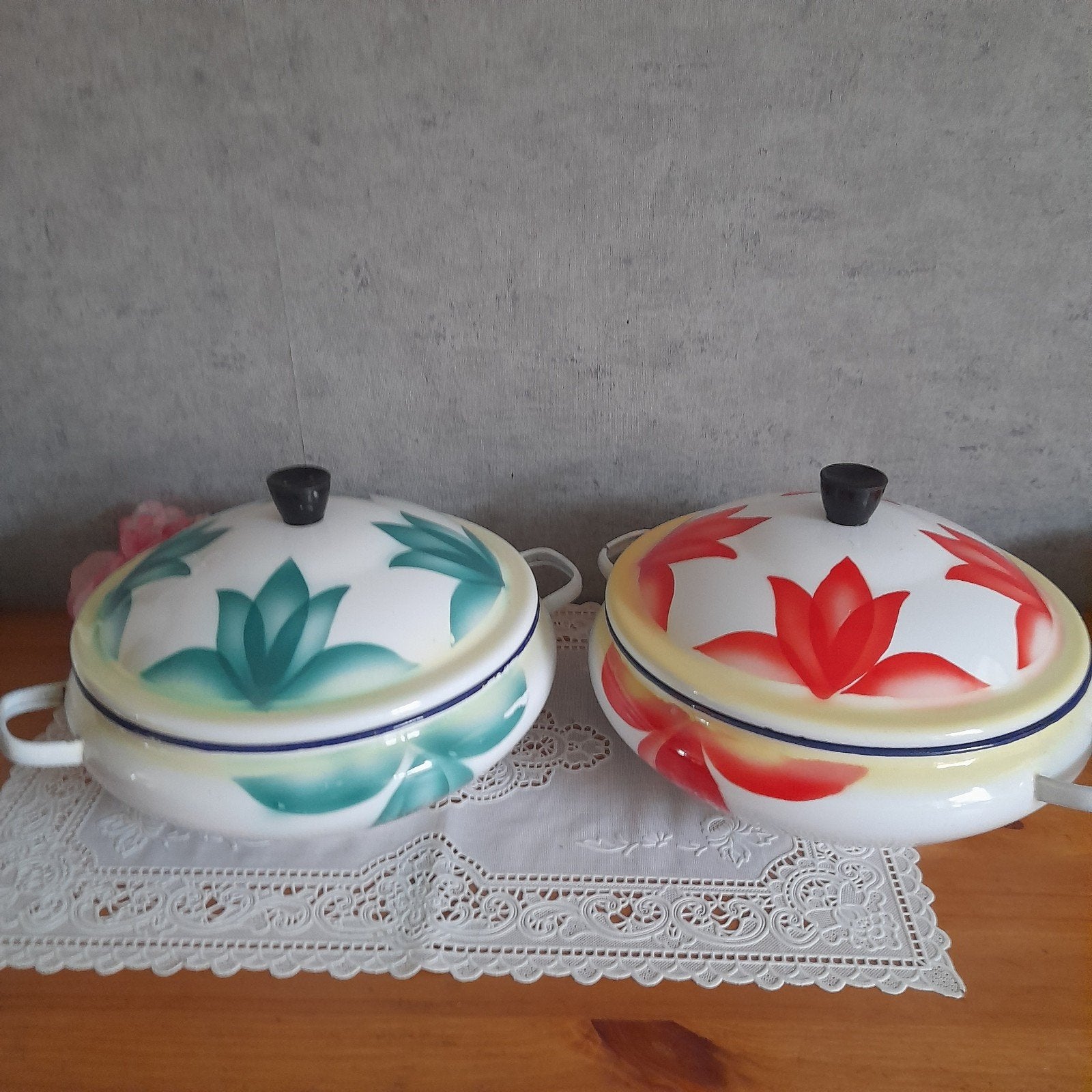 2 Grote brocante emaille schalen met deksel diam 21 cm, Antiek en Kunst, Ophalen of Verzenden