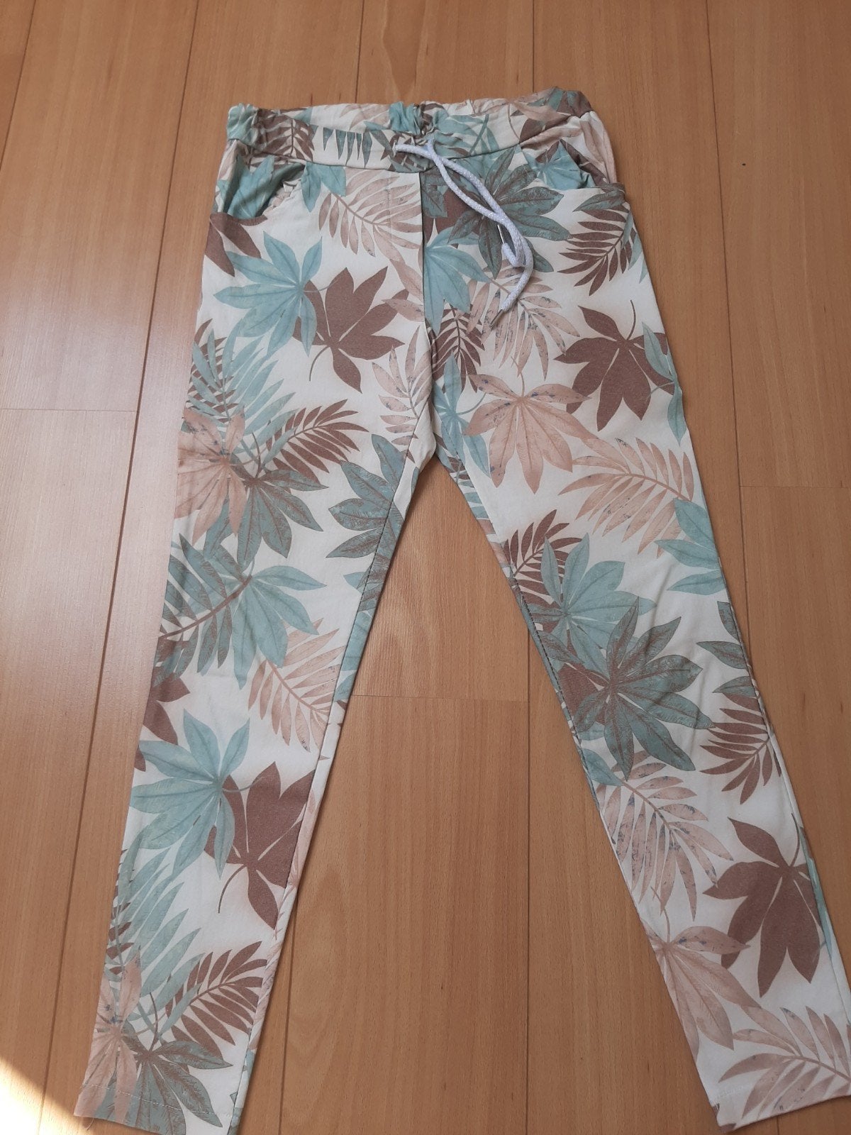 Gebloemde broek maat 40/42, Ophalen of Verzenden, Gedragen, Maat 42/44 (L), Meerkleurig