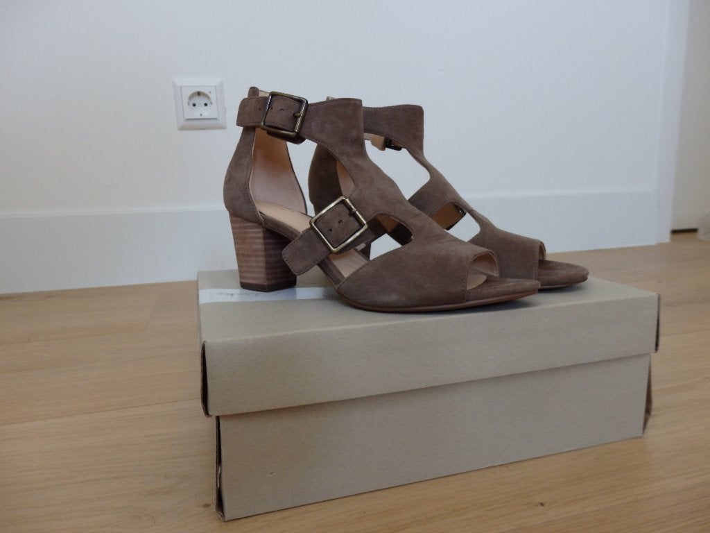 Clarks Deloria Kay, Kleding | Dames, Schoenen, Beige, Zo goed als nieuw, Clarks, Sandalen of Muiltjes