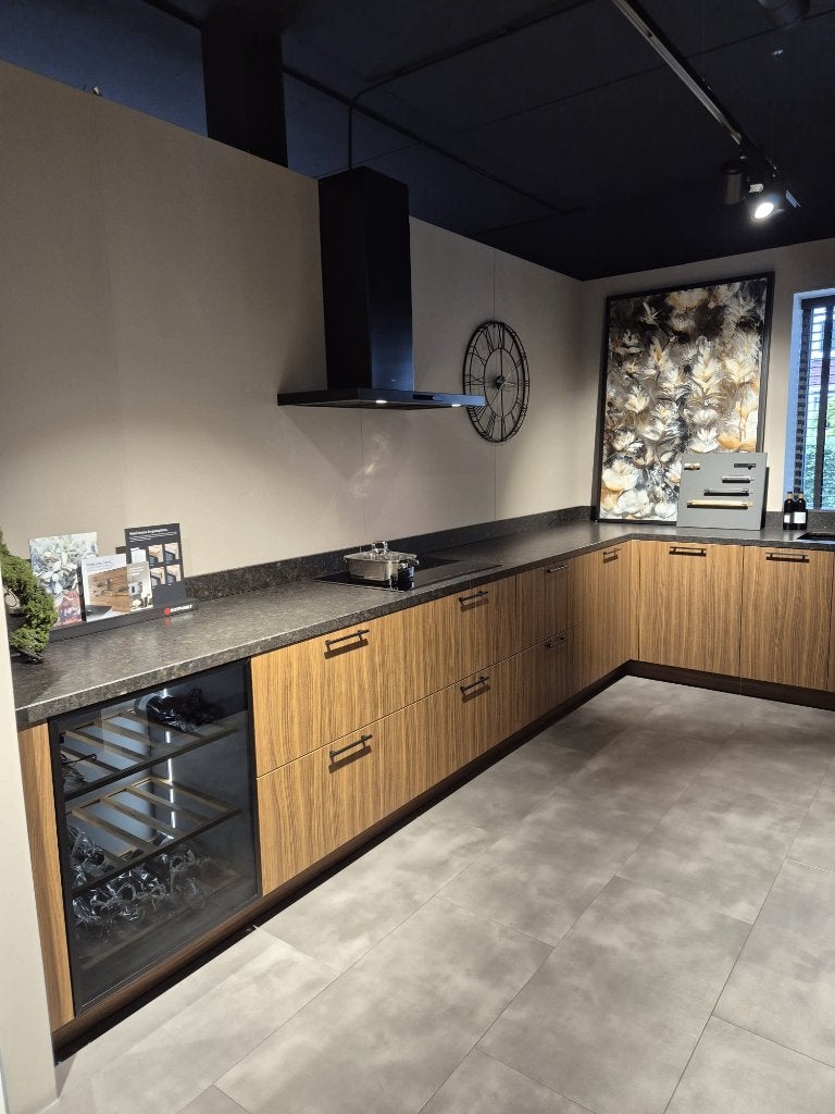 Luxe Rotpunkt showroomkeuken Walnut met natuursteen blad, Ophalen, Bruin, Hoekkeuken, Graniet of Steen