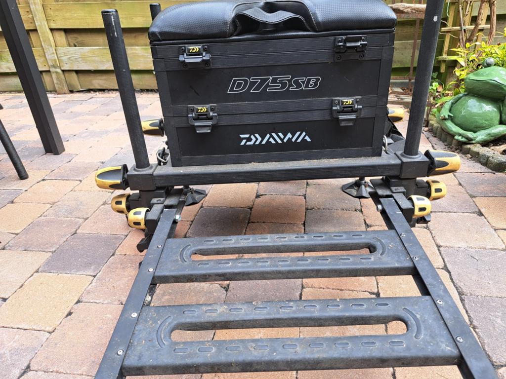 Daiwa D75SB Visstoel / Zitkist met Voetensteun, Ophalen of Verzenden, Gebruikt, Overige typen