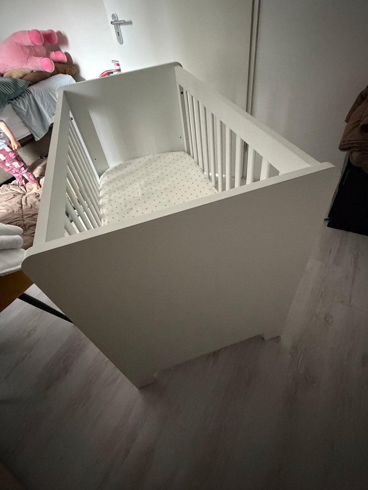 Wit baby bed met Matras, topper en bescherming, Kinderen en Baby's, Babywiegjes en Ledikanten, Ophalen, Zo goed als nieuw, Ledikant