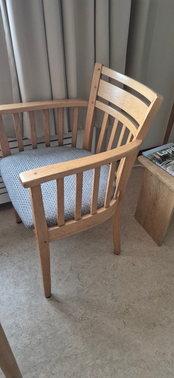 3 eiken design stoelen met armleuning, Huis en Inrichting, Stoelen, Ophalen, Zo goed als nieuw, Stof, Drie