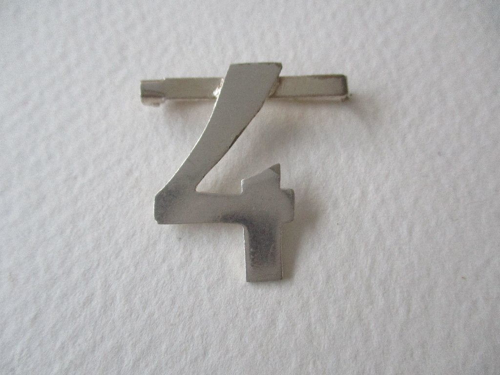 Zilverkleur oude speld van een serveerster van V&D jaren '70, Verzenden, Overige materialen, Broche