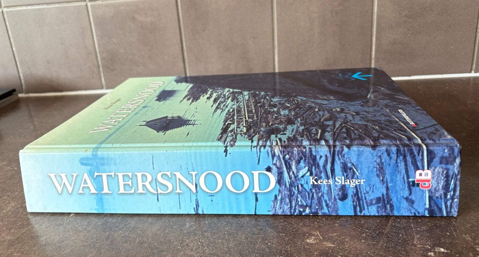 Watersnood - Kees Slager - Indrukwekkend overzicht, Ophalen of Verzenden, 1945 tot heden, Zo goed als nieuw, Algemeen