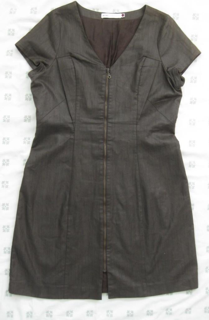 By Groth jurk, donkerbruin, getailleerd, met rits, mt L = 40, Kleding | Dames, Jurken, Bruin, Ophalen of Verzenden, Zo goed als nieuw