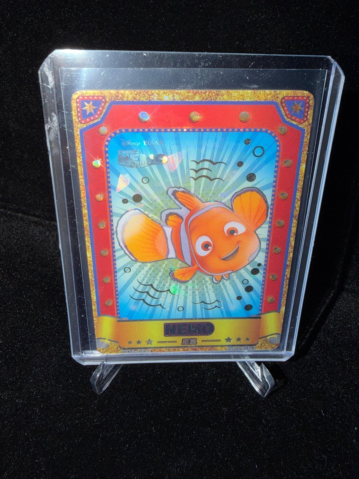 Card.Fun Pixar 37th Anniversary Red Refractor Card Nemo, Verzamelen, Diddl, Verzenden, Overige figuren, Zo goed als nieuw, Papier, Kaart of Schrift