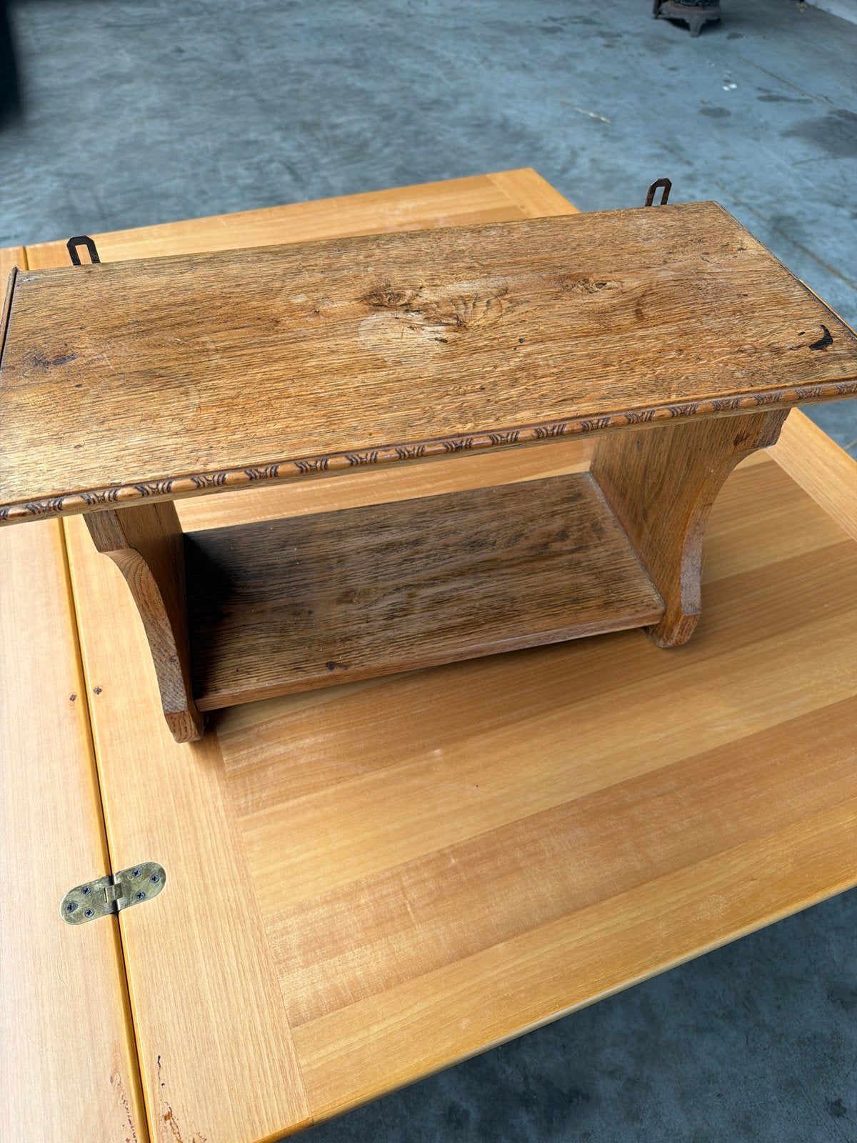 Vintage houten wandplankje met sierrand, Ophalen