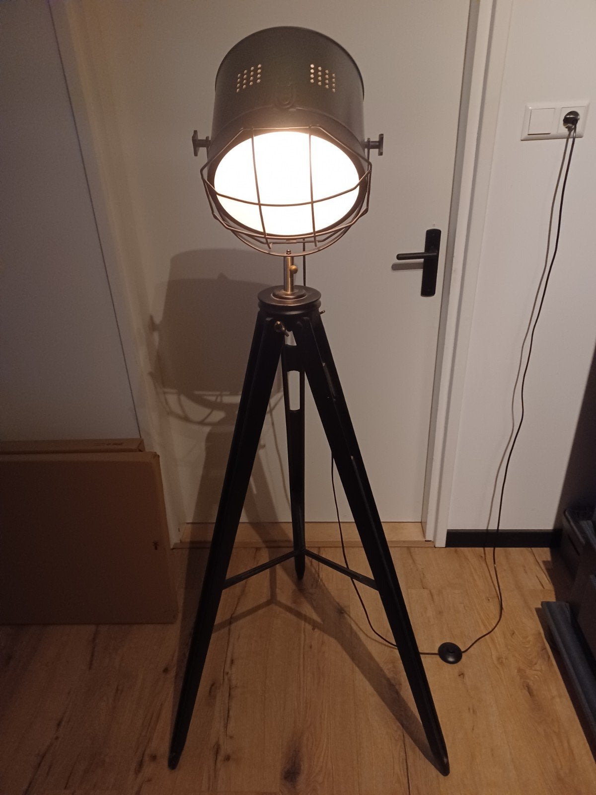 Stoere zwarte vloerlamp op statief - Spotlight design, Ophalen, Industrieel, Modern, Vintage, E27 (groot), Zo goed als nieuw
