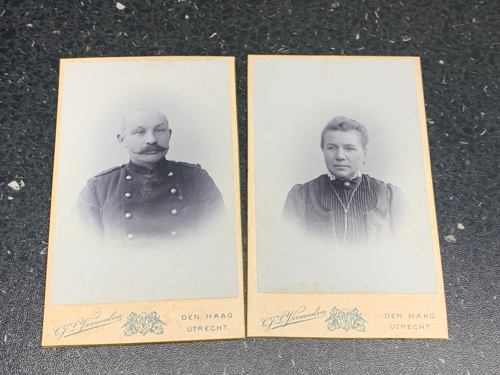 Twee antieke kabinetfoto's van man en vrouw, Den Haag, Gebruikt, Foto, Ophalen of Verzenden, Voor 1940