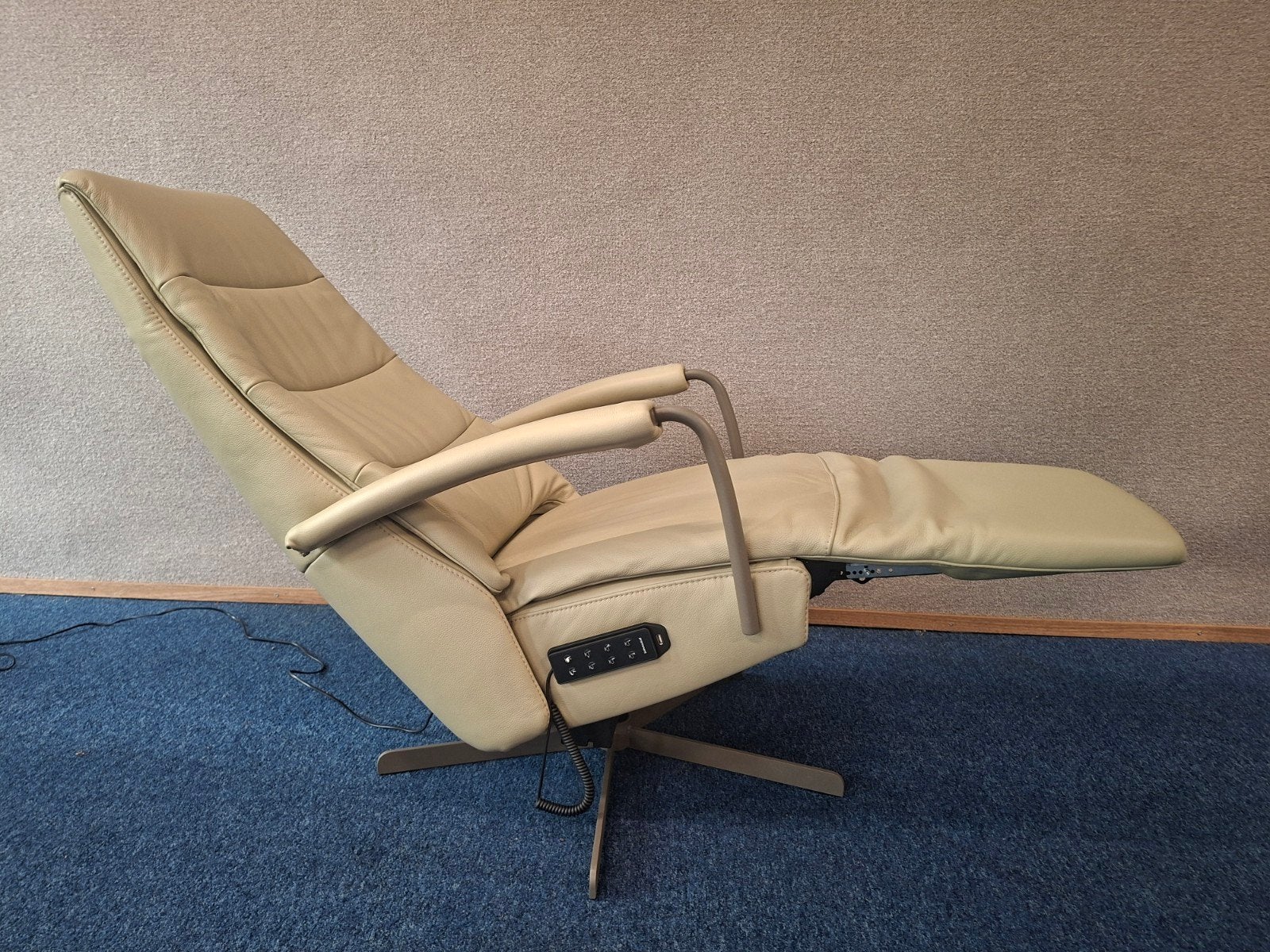 sta op relax fauteuil Prominent C102 ONGEBRUIKT EXTRA LUXE!, Minder dan 75 cm, Hoofdstraat 60 Schijndel, Ophalen of Verzenden