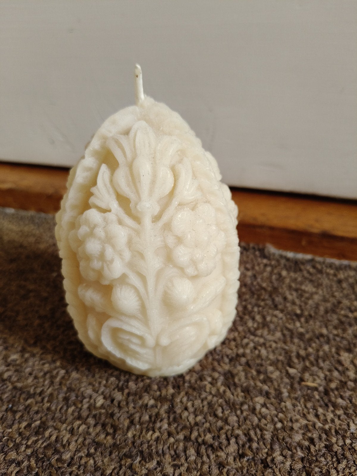 Decoratieve bijenwas kaars met bloemen reliëf, Overige merken, Was, Ophalen of Verzenden, Zo goed als nieuw