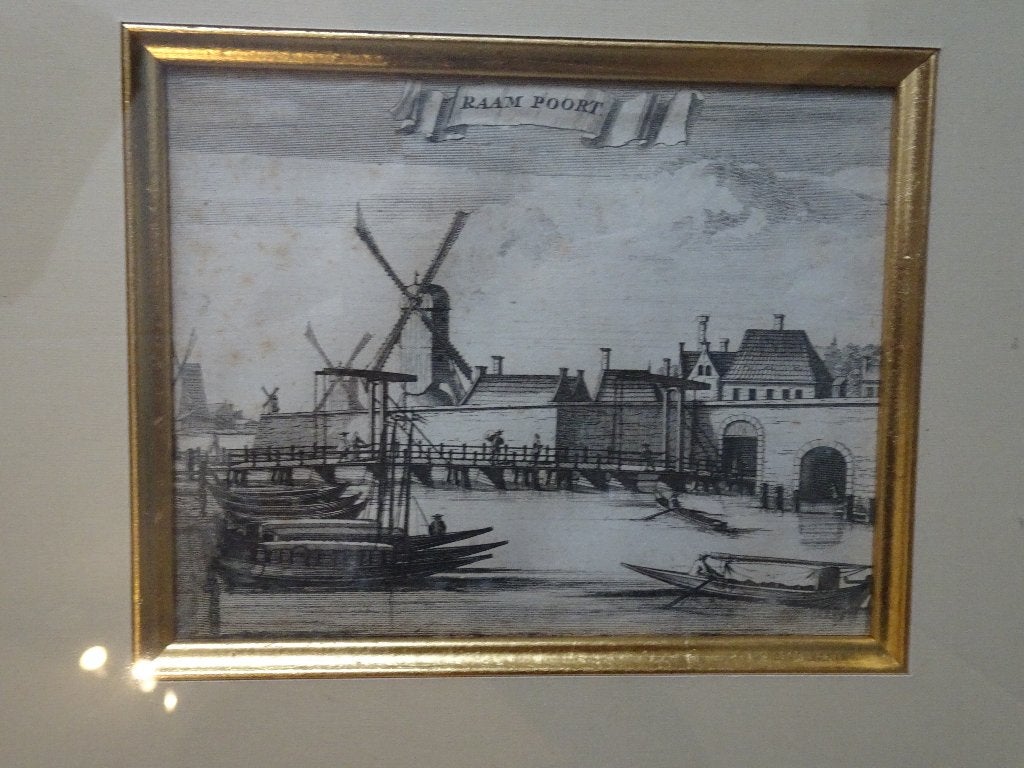 Gravure Raampoort bootjes Amsterdam, Commelin 1691, Verzenden, Stadsgezicht, Ingelijst, Gravure