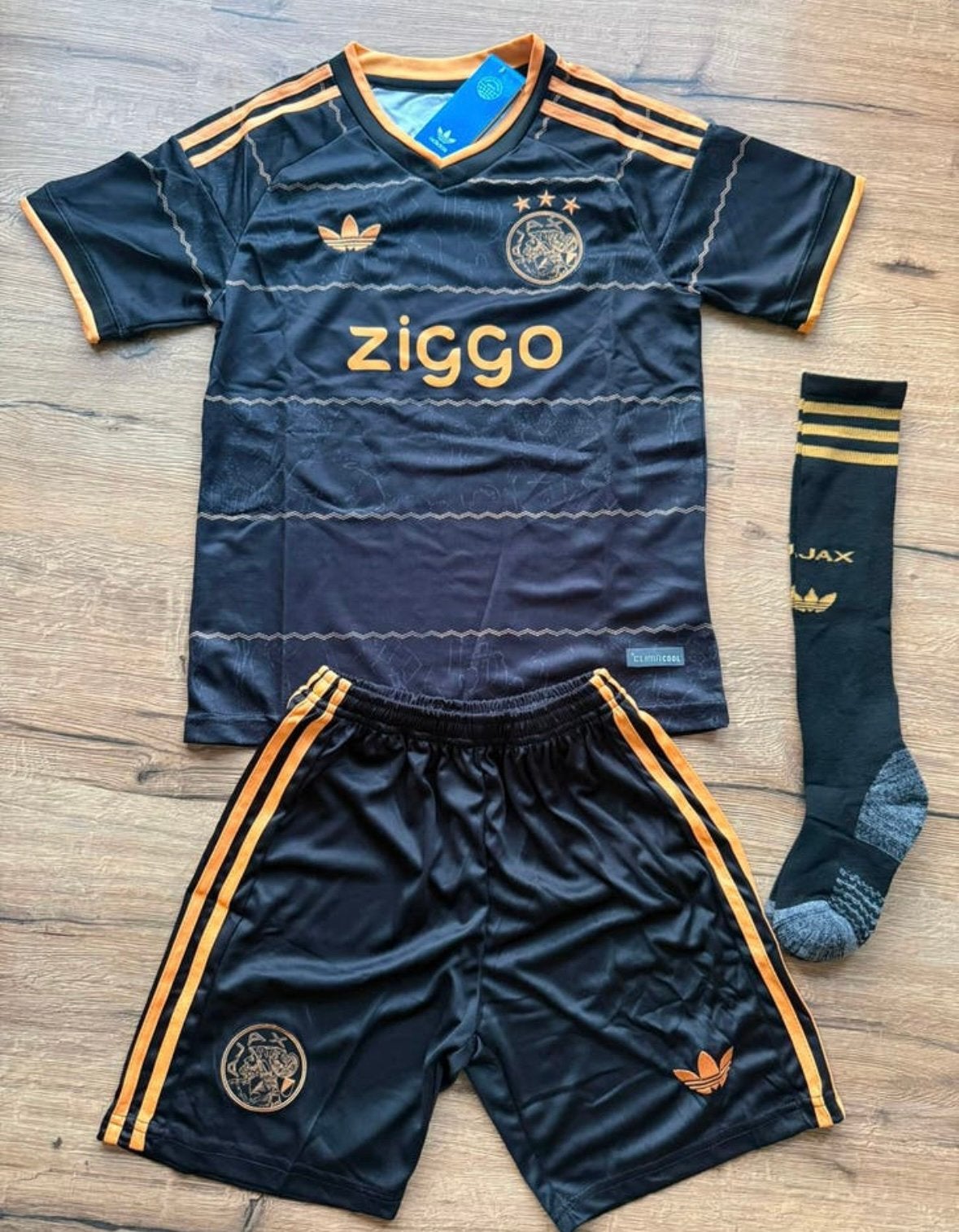 Ajax tenue nieuw 140 - gratis sokken 2026, Ophalen of Verzenden, Zo goed als nieuw